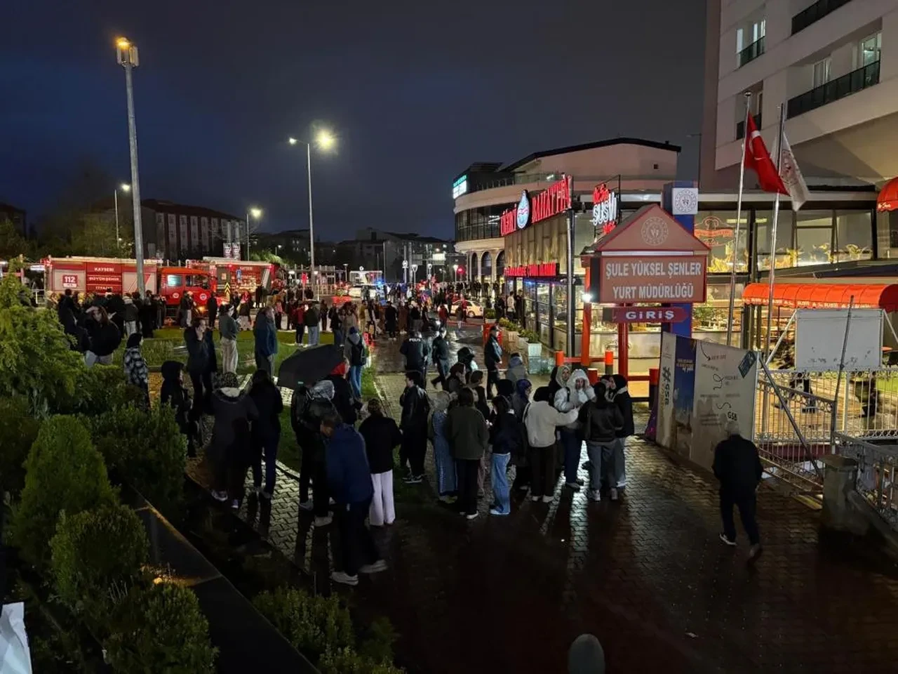 Yurtta yangın paniği: Öğrenciler sokağa döküldü