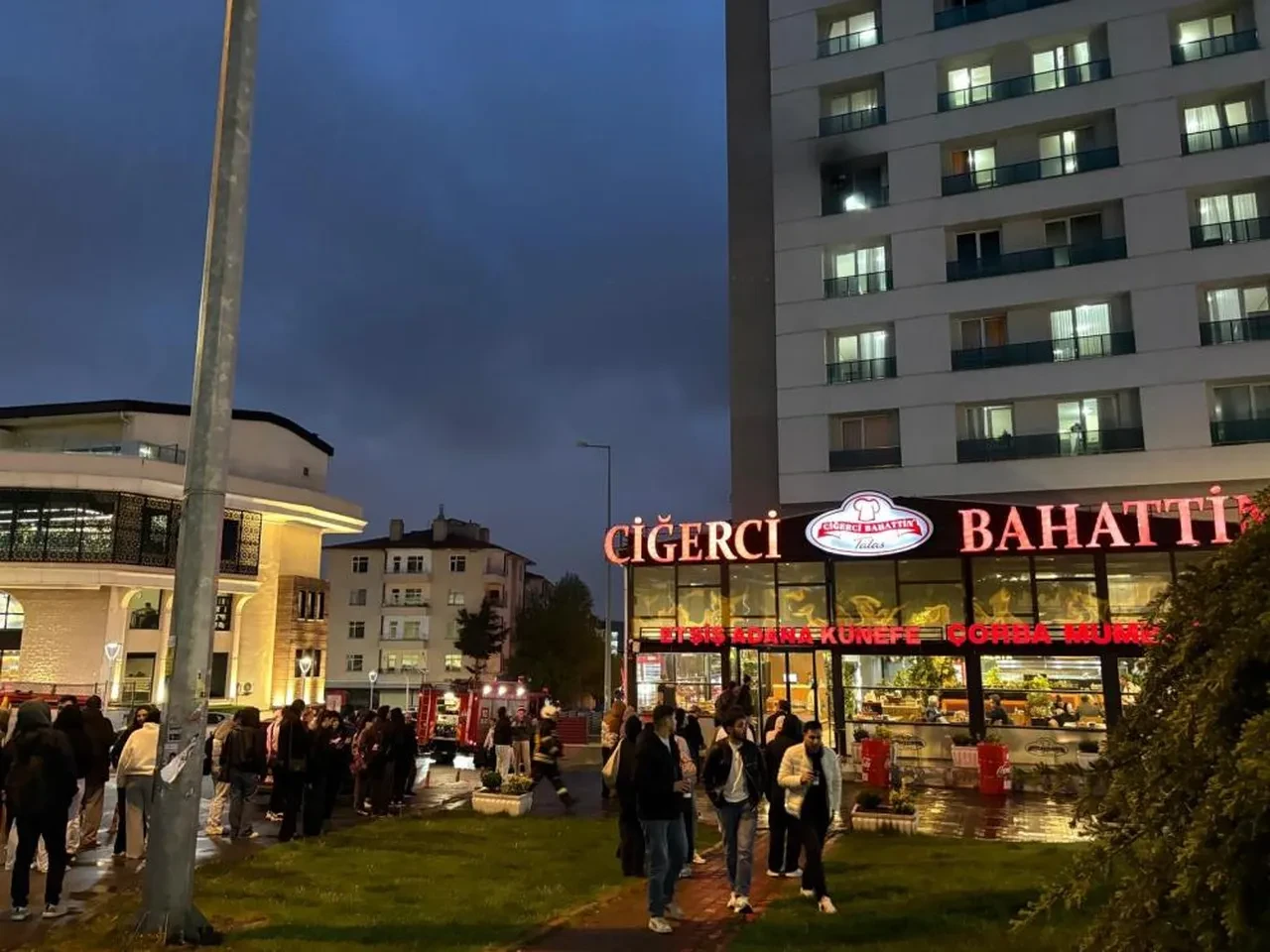 Yurtta yangın paniği: Öğrenciler sokağa döküldü