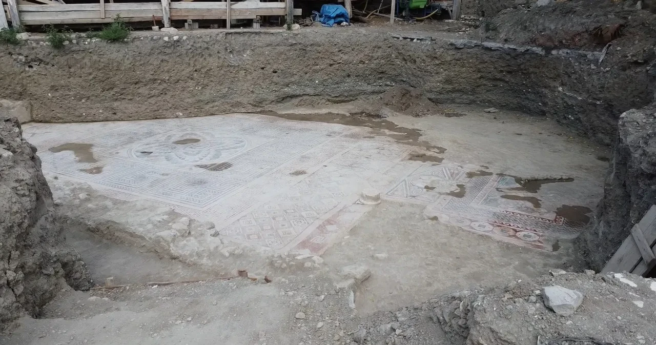 Zeugma değil Tokat! Zile’de kaçak kazıda ortaya çıkan mozaikler işçiliğiyle "Çingene Kızı"na rakip oldu