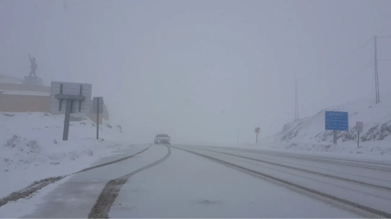 Bayburt-Erzurum kara yolunda şoke eden manzara! Bahar ayında lapa lapa kar yağdı