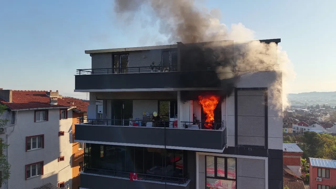 Bursa'da korku dolu anlar! Dubleks dairede çıkan yangın kamerada