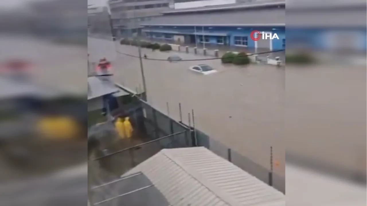 Caddeler göle döndü, araçlar mahsur kaldı: Malezya’da selin bilançocu büyüyor