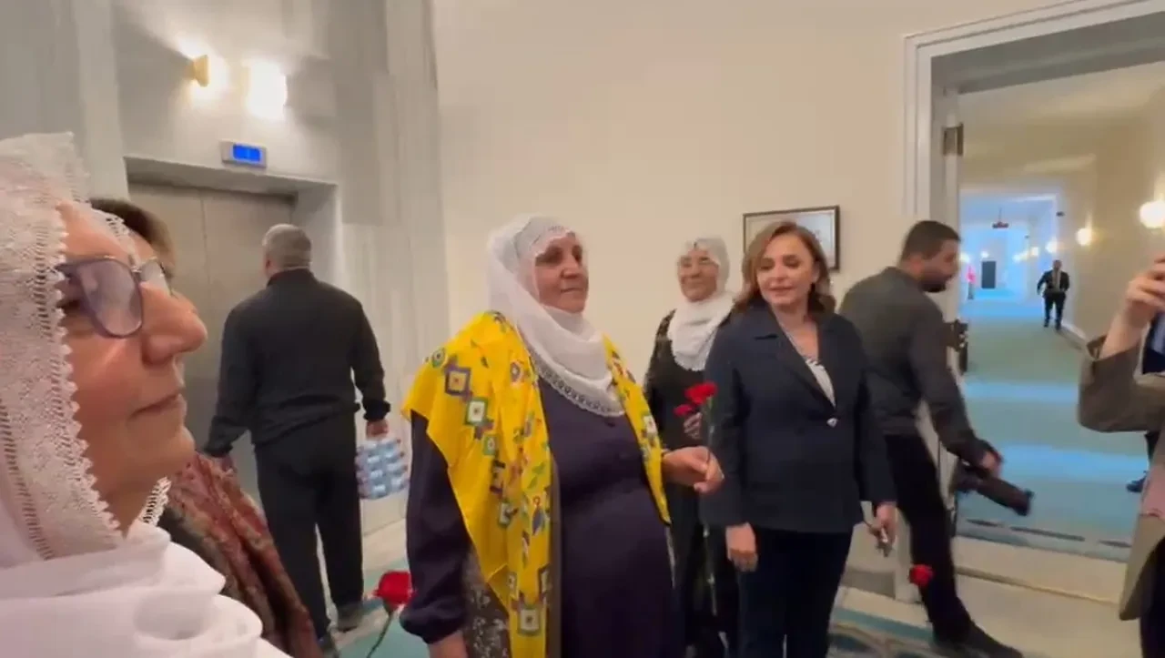 DEM Partililerin eşlik ettiği Barış Anneleri heyeti, MHP'yi ziyaret etti