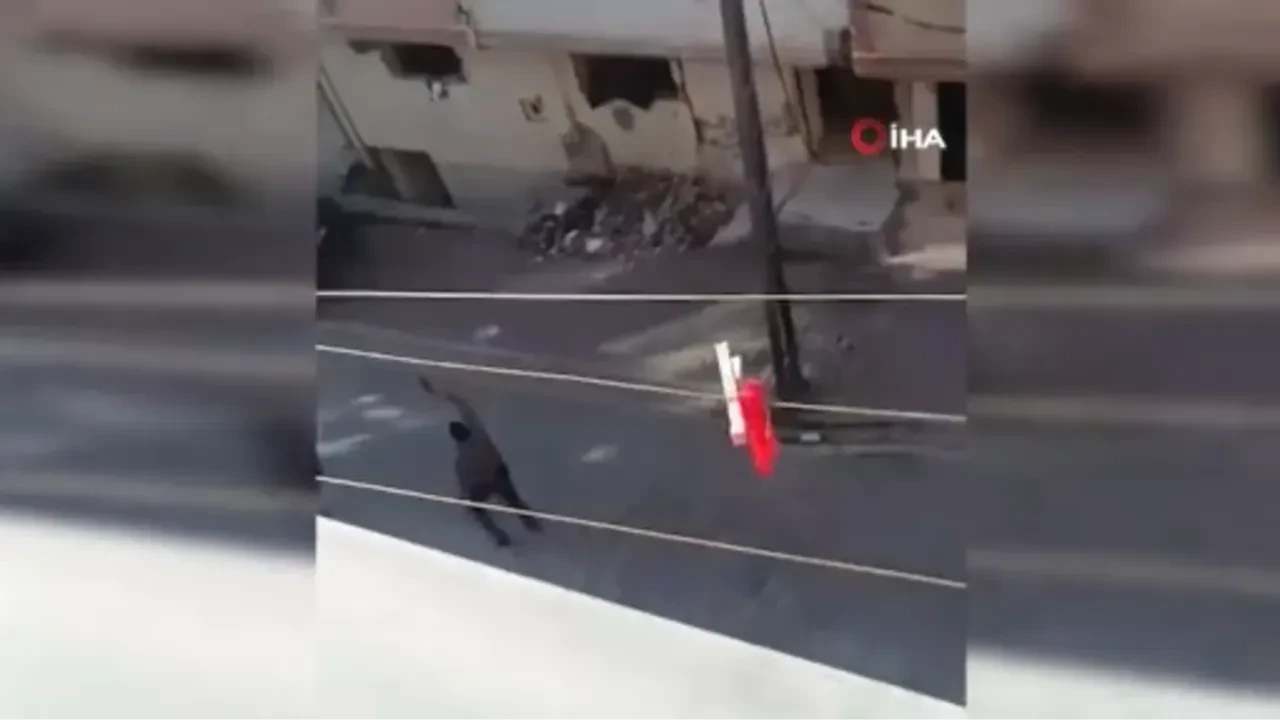 Esenyurt’ta polise çirkin saldırı: Gözaltı sırasında ortalık karıştı! O anlar kamerada