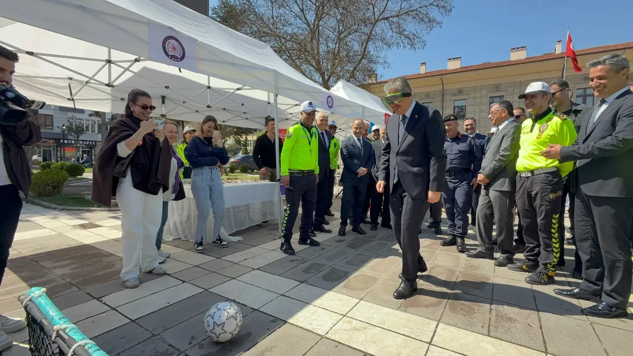 Eskişehir Valisi Yılmaz’ın zorlu anları: Alkol gözlüğü taktı, topa vurmakta zorlandı