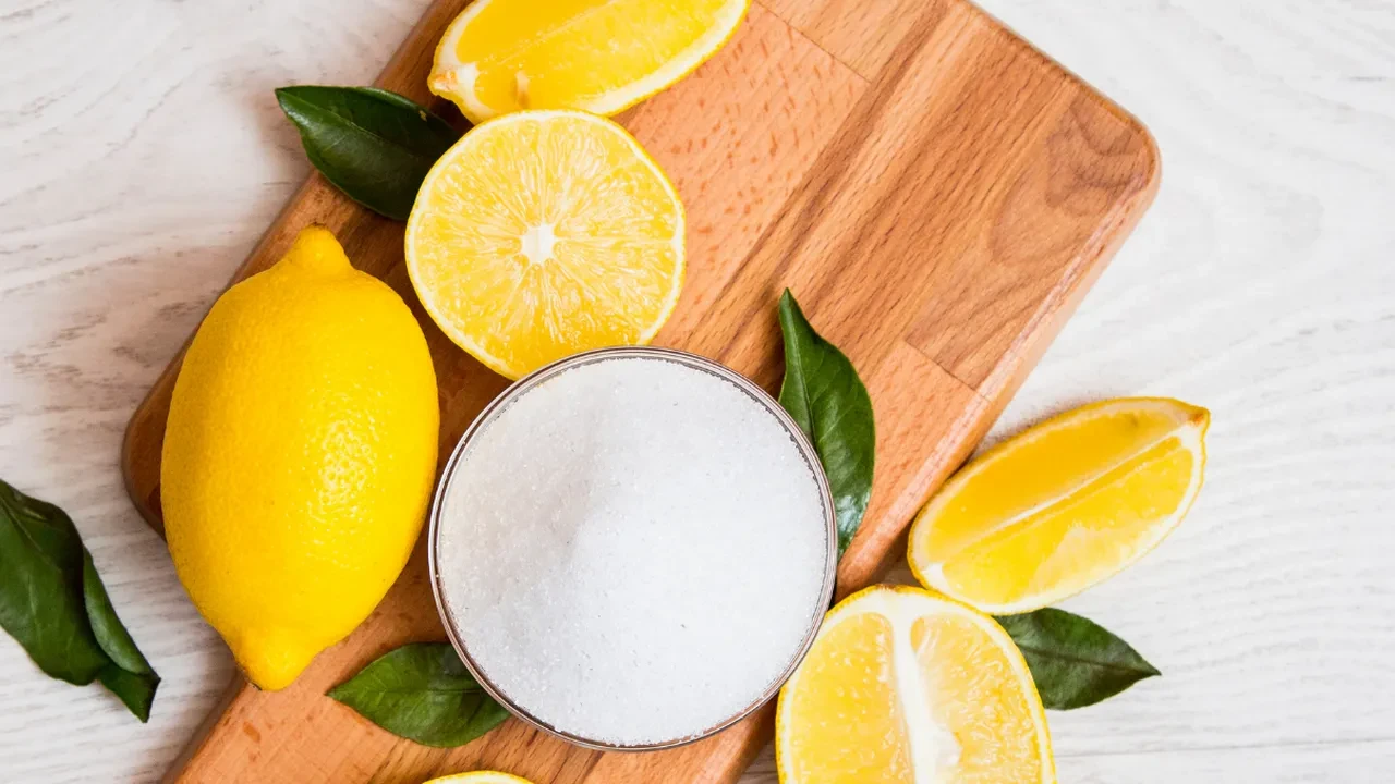 Kireçlenmiş çaydanlığa limon tuzu döküp kaynatın! En sağlıklı kireç sökme yöntemi