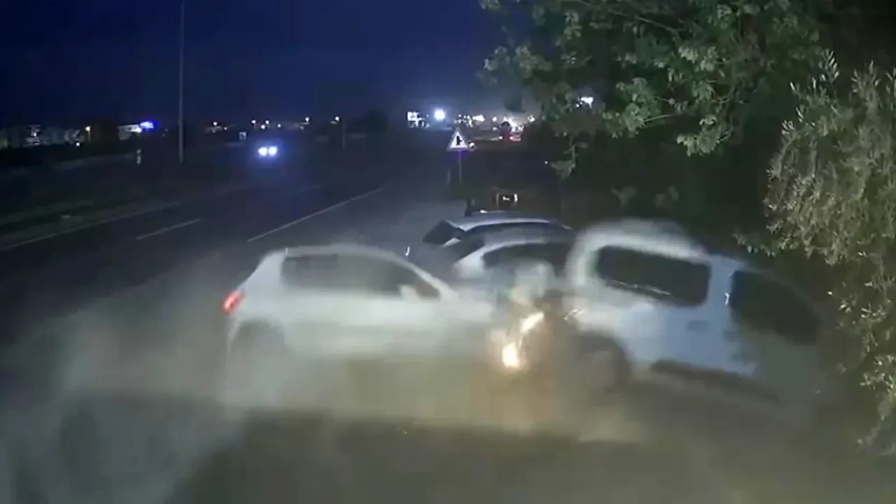 Kontrolden çıkan araç dehşet saçtı! 4 aracı biçerek durabildi: O anlar kamerada 