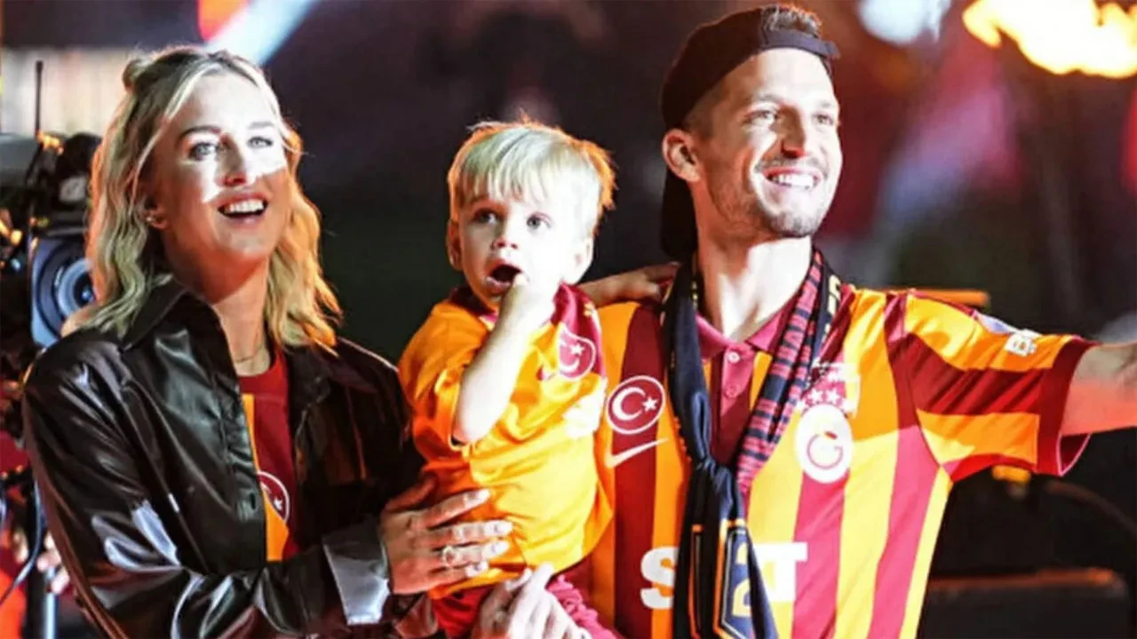 Şampiyonluk maçı öncesi sürpriz: Mertens ailesi İstanbul'da
