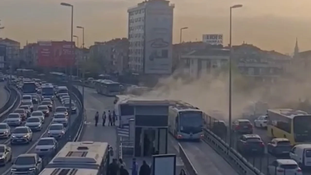 Metrobüsten dumanlar yükseldi: İş çıkış saatinde yangın