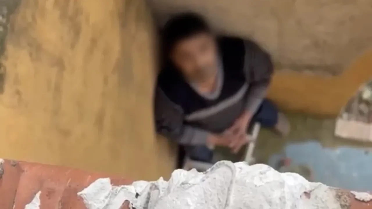 Polisleri film izler gibi izledi, sonu hüsran oldu: Çatıya saklanan firari yakalandı!