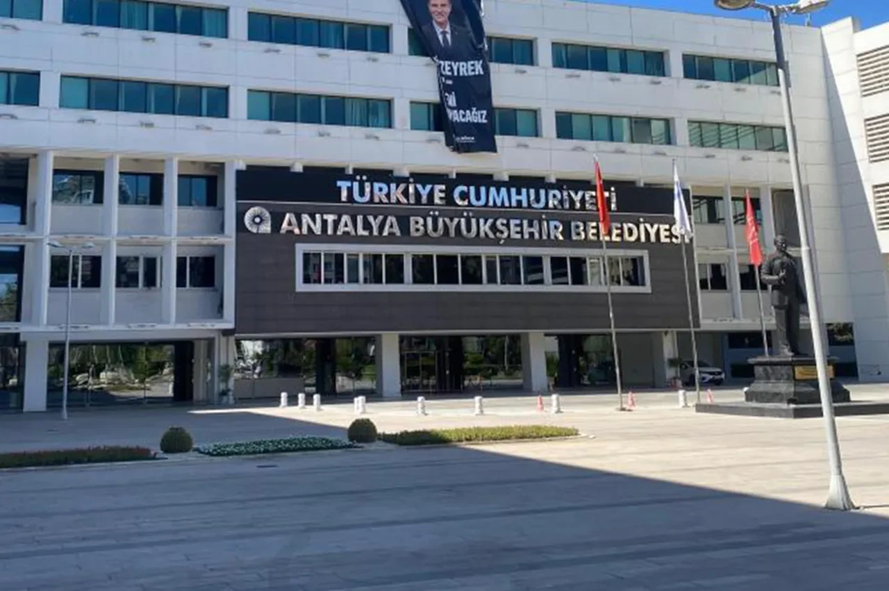 Antalya Büyükşehir davasında sıcak gelişme! Muhittin ve Gökhan Böcek’e tutukluluğa devam, Fazlı Ateş’e tahliye
