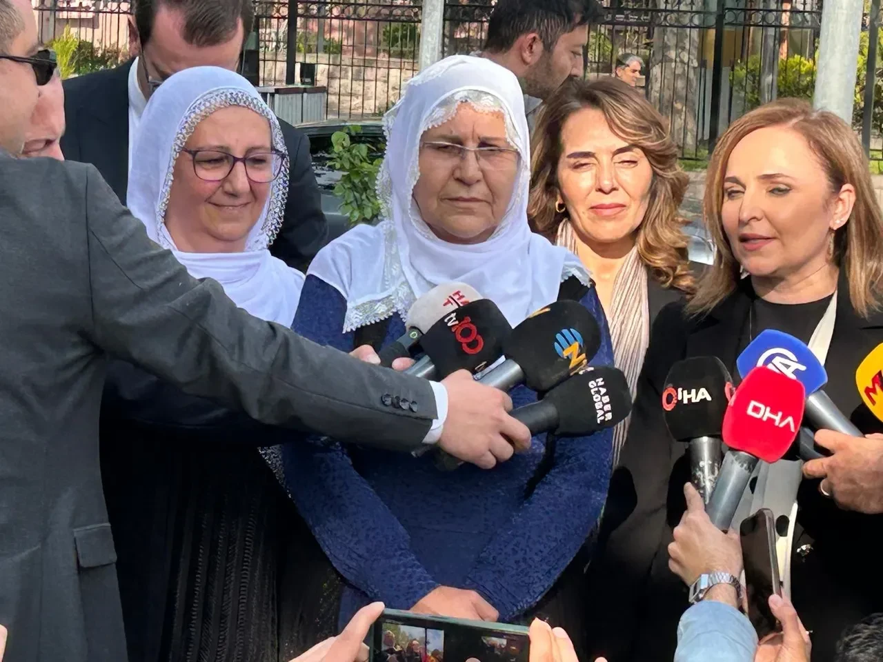 Barış Anneleri turunu tamamladı şimdi sıra Öcalan'da: TBMM'ye dilekçeyi sundular