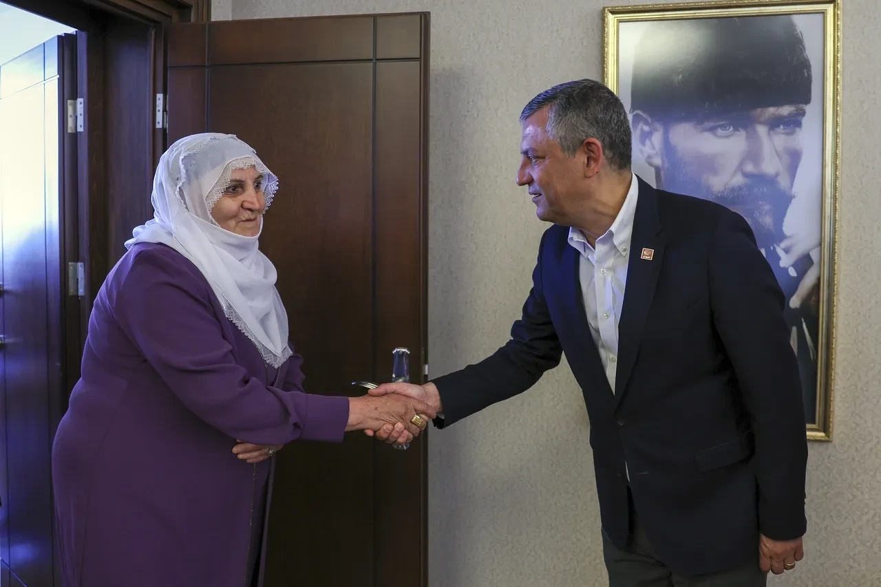 Barış Anneleri turunu tamamladı şimdi sıra Öcalan'da: TBMM'ye dilekçeyi sundular