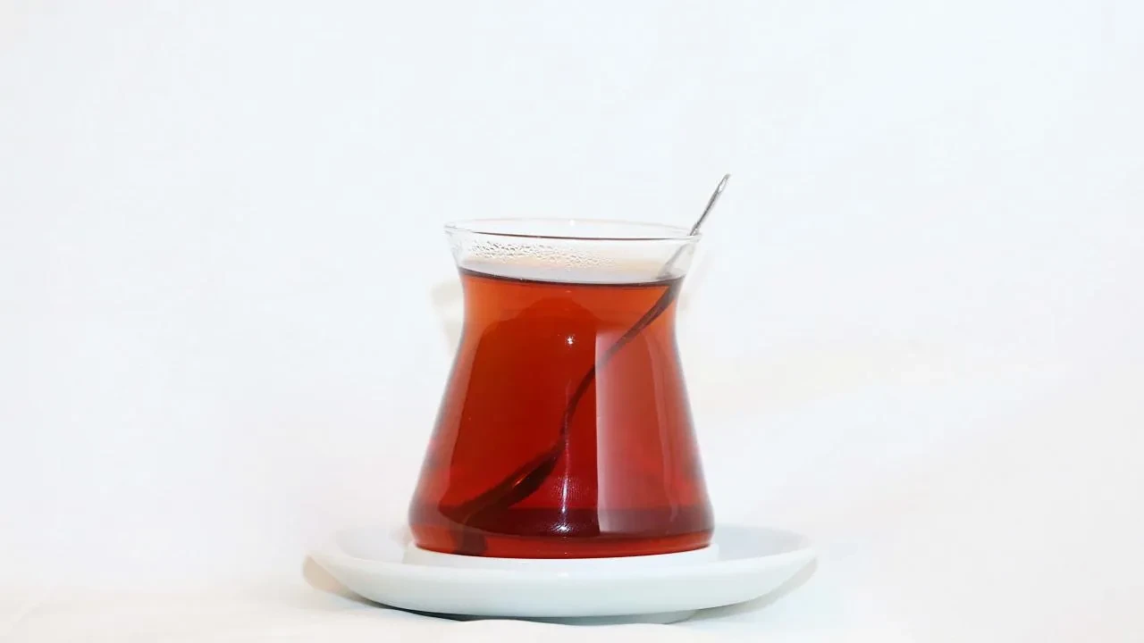 Çaya limon atarken bir kez daha düşünün! Kimse bilmiyordu ama meğer vücutta bu hasarı yapıyormuş...