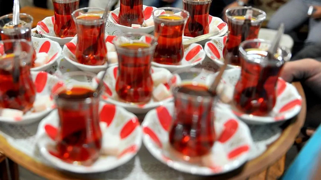 Çaya limon atarken bir kez daha düşünün! Kimse bilmiyordu ama meğer vücutta bu hasarı yapıyormuş...