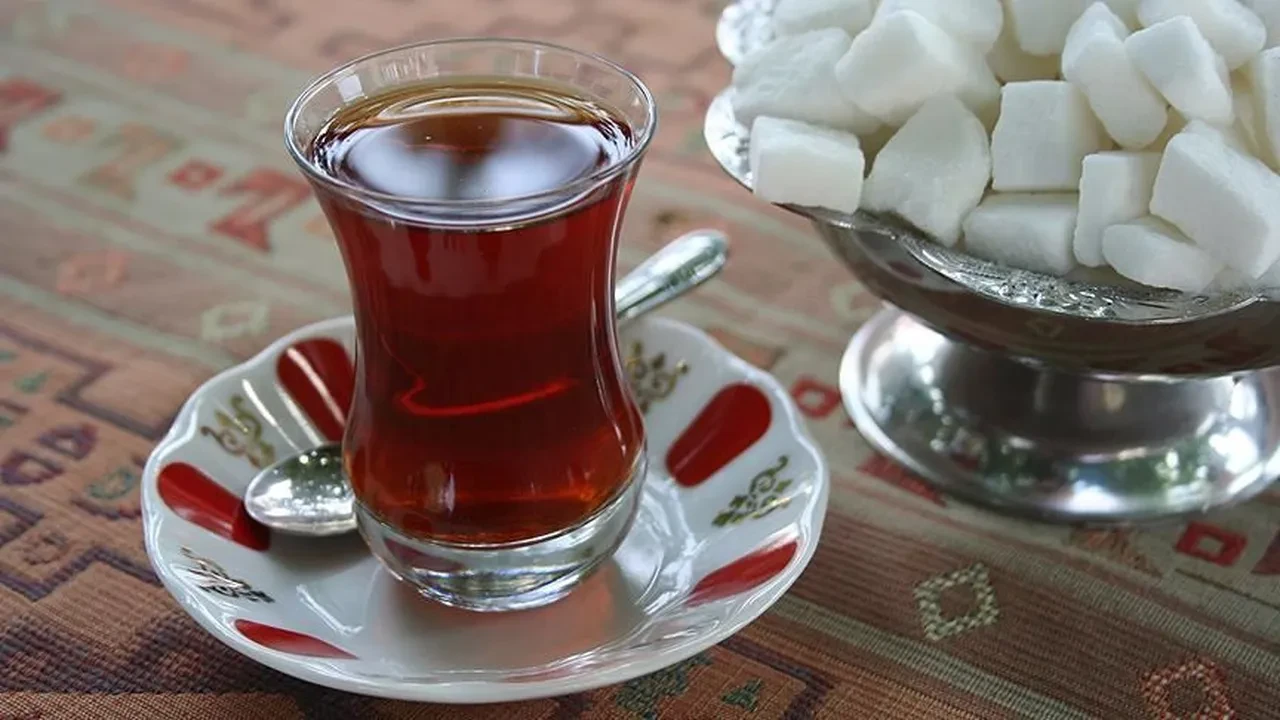 Çaya limon atarken bir kez daha düşünün! Kimse bilmiyordu ama meğer vücutta bu hasarı yapıyormuş...