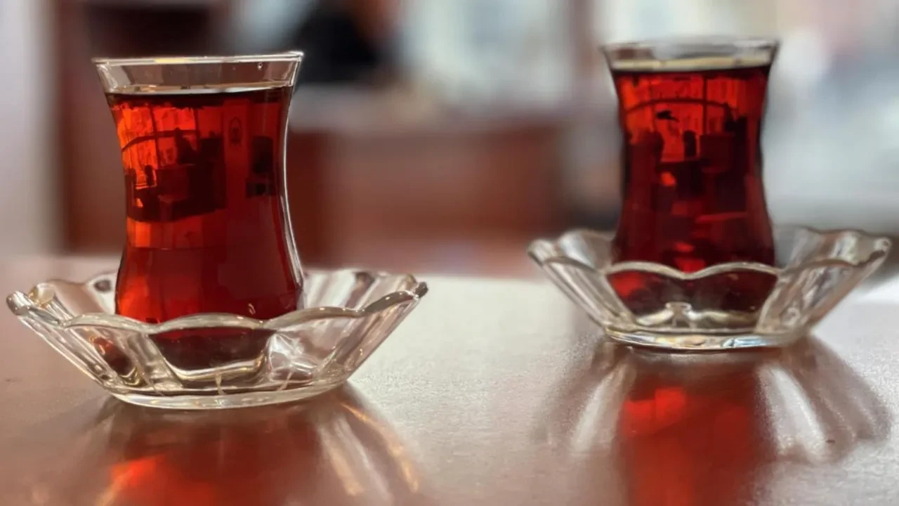 Çaya limon atarken bir kez daha düşünün! Kimse bilmiyordu ama meğer vücutta bu hasarı yapıyormuş...