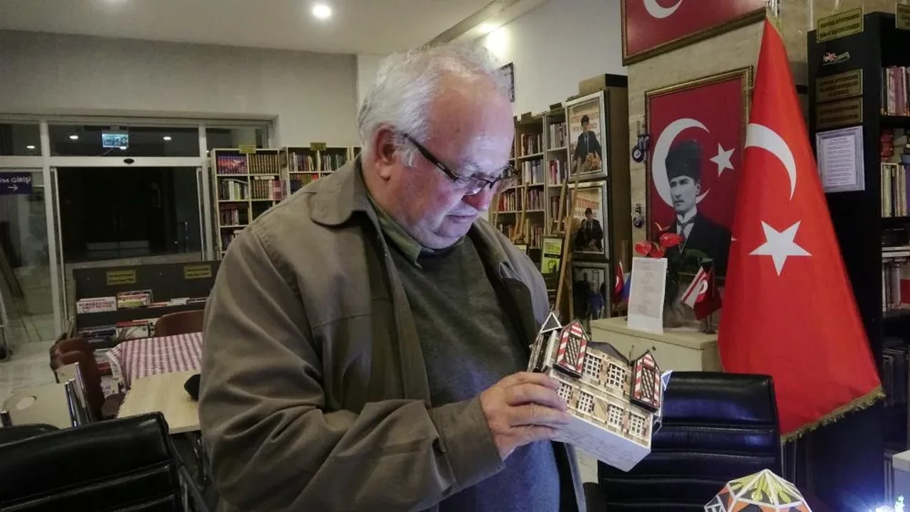 Çöpe giden malzemeleri sanata dönüştürüyor! Emekli ustanın yaptığı Osmanlı evleri ve Anıtkabir'e yoğun ilgi