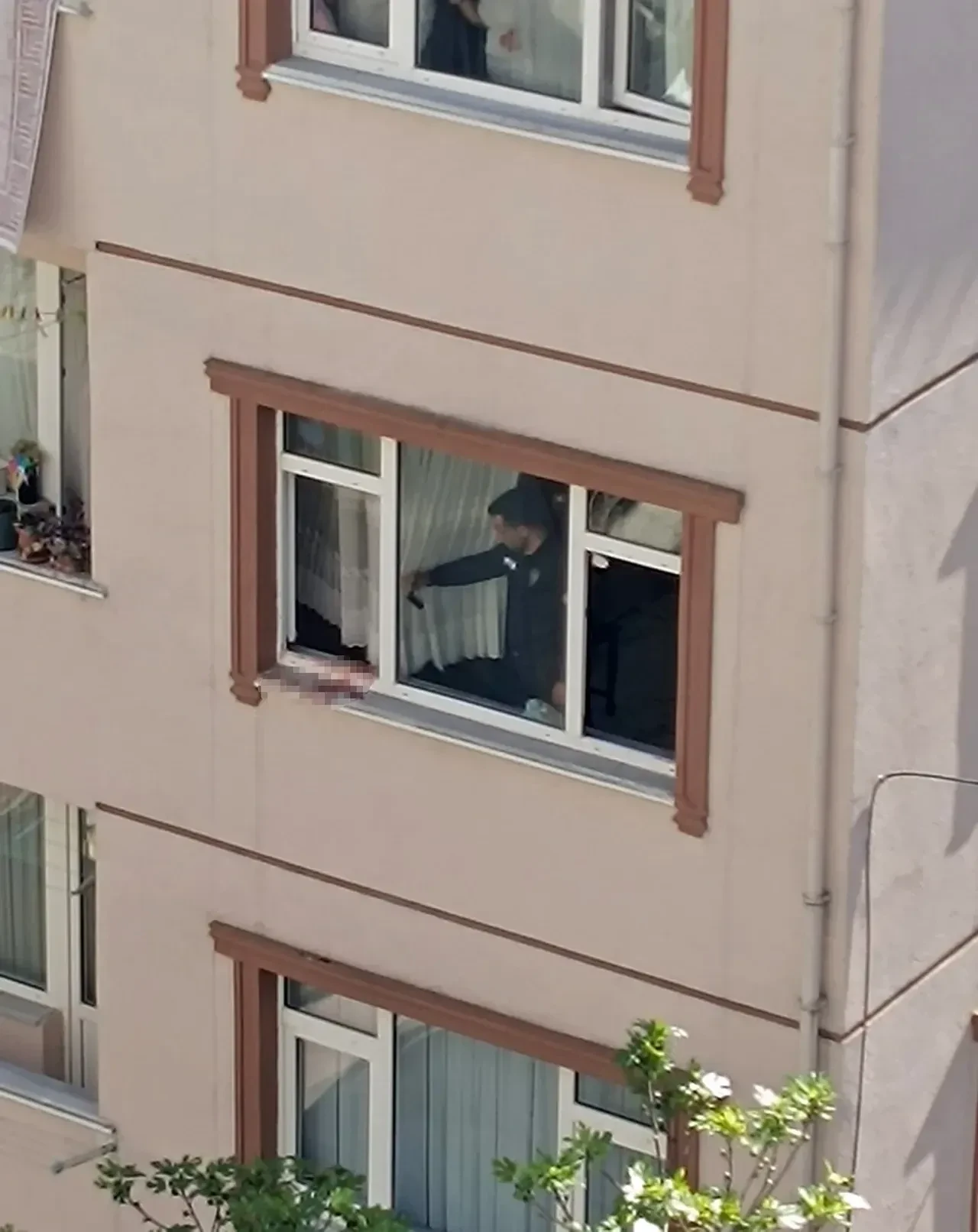 Dehşet evinden son görüntü! Kayınvalidesi tarafından öldürülen şahsın eşi ve kızını tehdit ettiği anlar