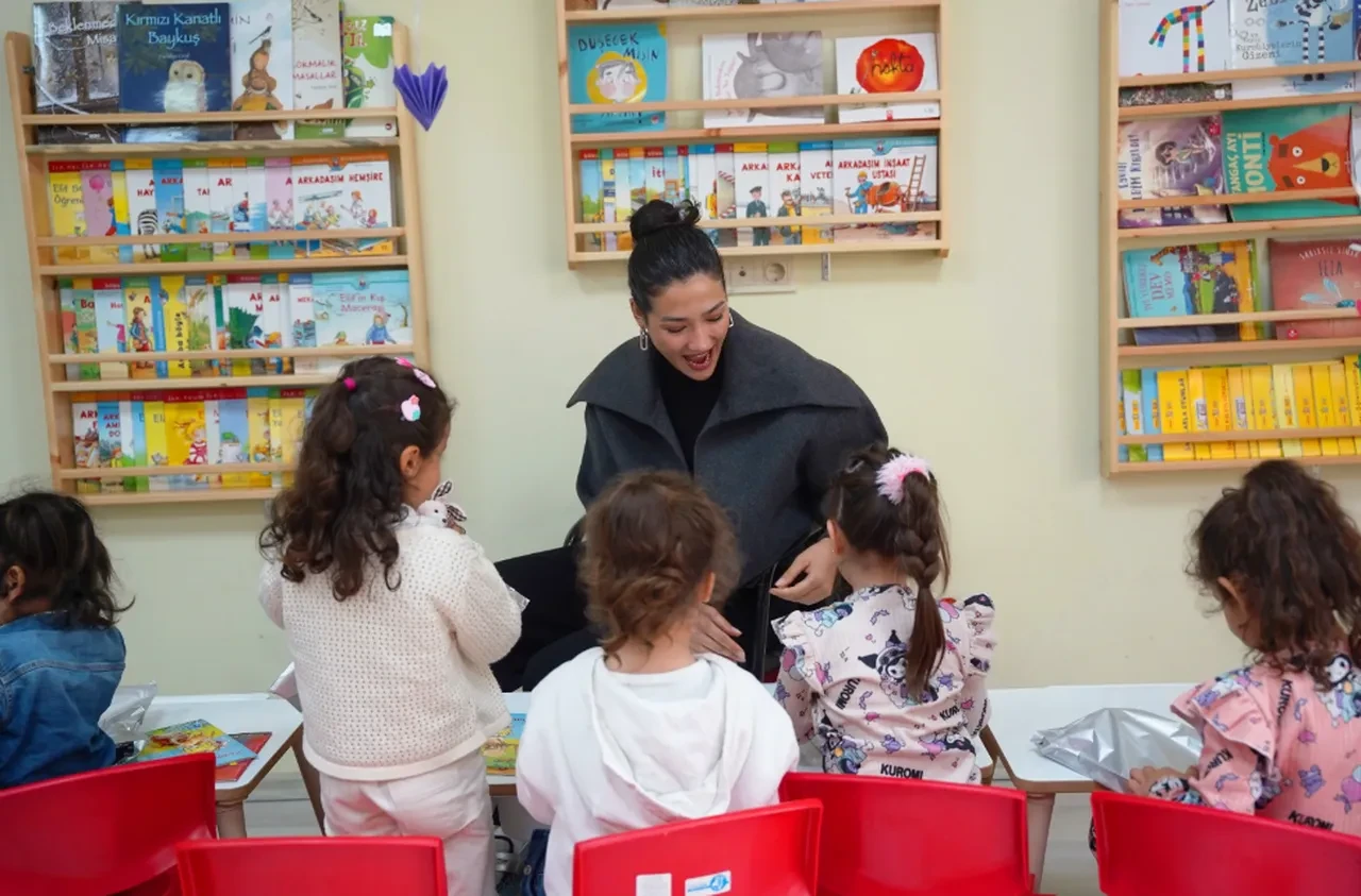 Hayranlarından Aybüke Pusat'a anlamlı sürpriz! Halef'in Melek'i için Aybüke Pusat Oyun Odası kuruldu