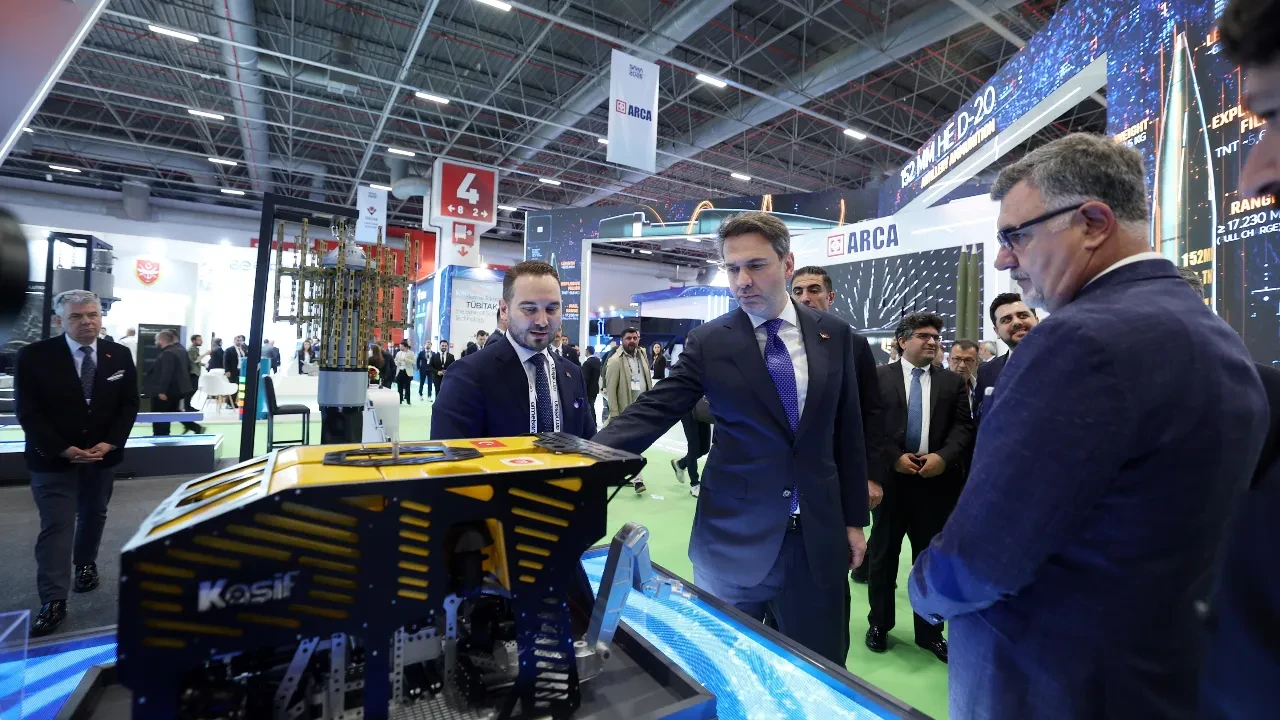 Savunma ve enerjide iş birliği: Bakan Bayraktar SAHA İstanbul'da devleri ziyaret etti
