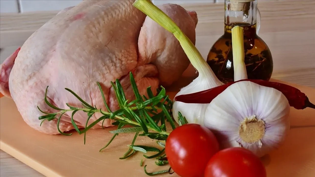 Tavuğu pişirmeden önce sakın yıkamayın! Çoğumuz yapıyor ama aslında ölümcül bir hataymış