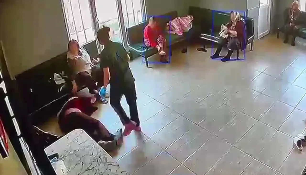 Huzurevinde kan donduran şiddet! Görüntüler ortaya çıktı: Vurup yere serdi, yüzüne tükürdü 