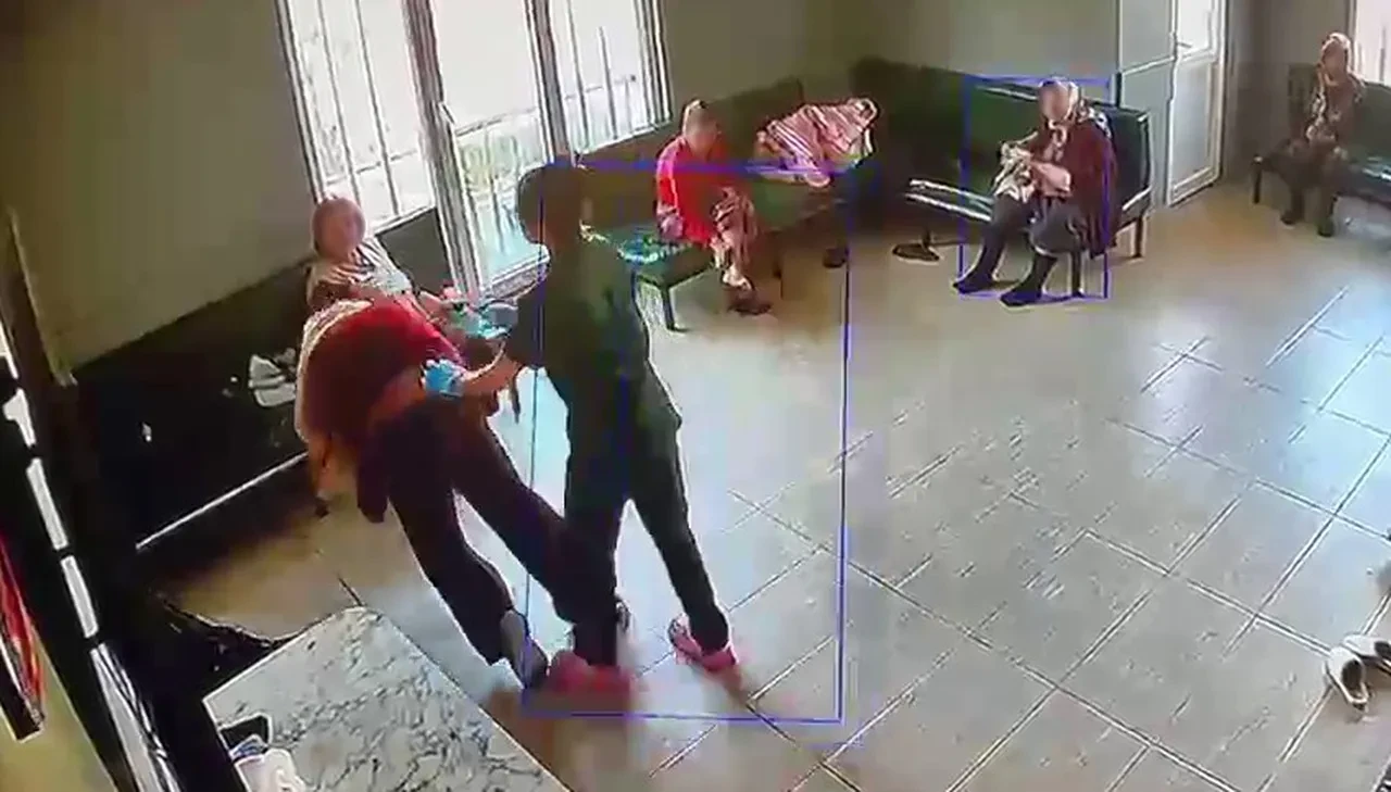 Huzurevinde kan donduran şiddet! Görüntüler ortaya çıktı: Vurup yere serdi, yüzüne tükürdü 