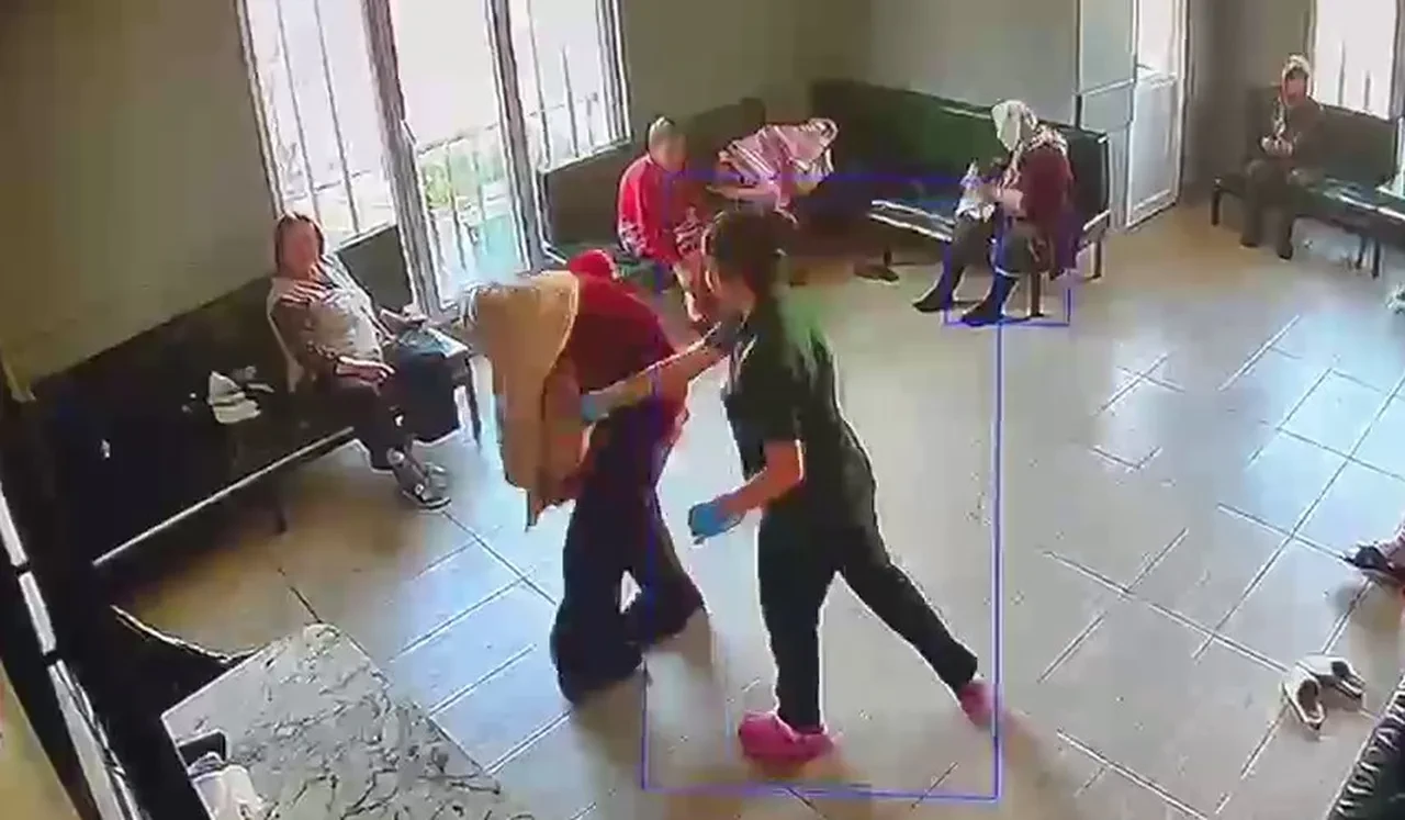 Huzurevinde kan donduran şiddet! Görüntüler ortaya çıktı: Vurup yere serdi, yüzüne tükürdü 