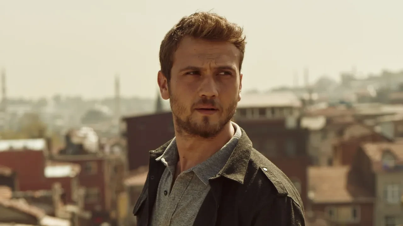 Aras Bulut İynemli’nin partneri Nilperi Şahinkaya oldu! Eve Giden Yol iddialı geliyor