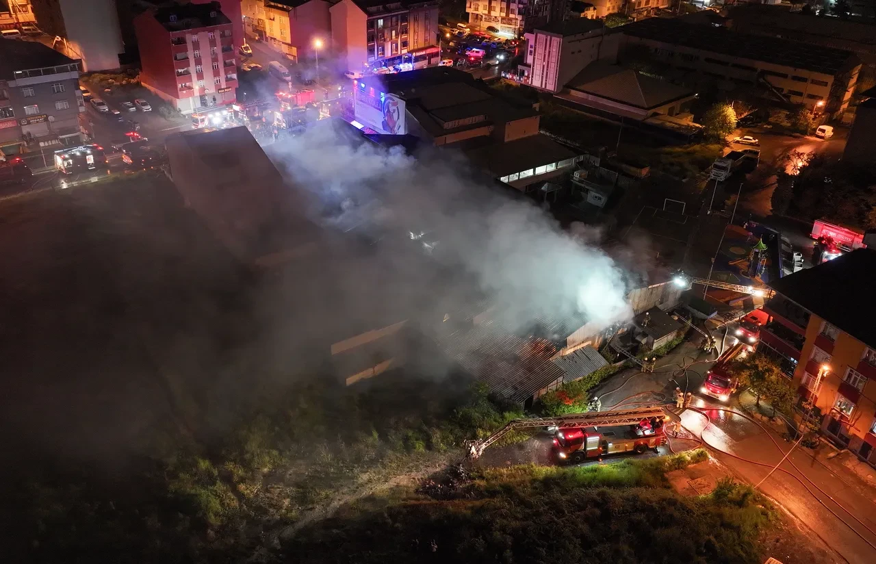 Arnavutköy'de fabrikada korkutan yangın!