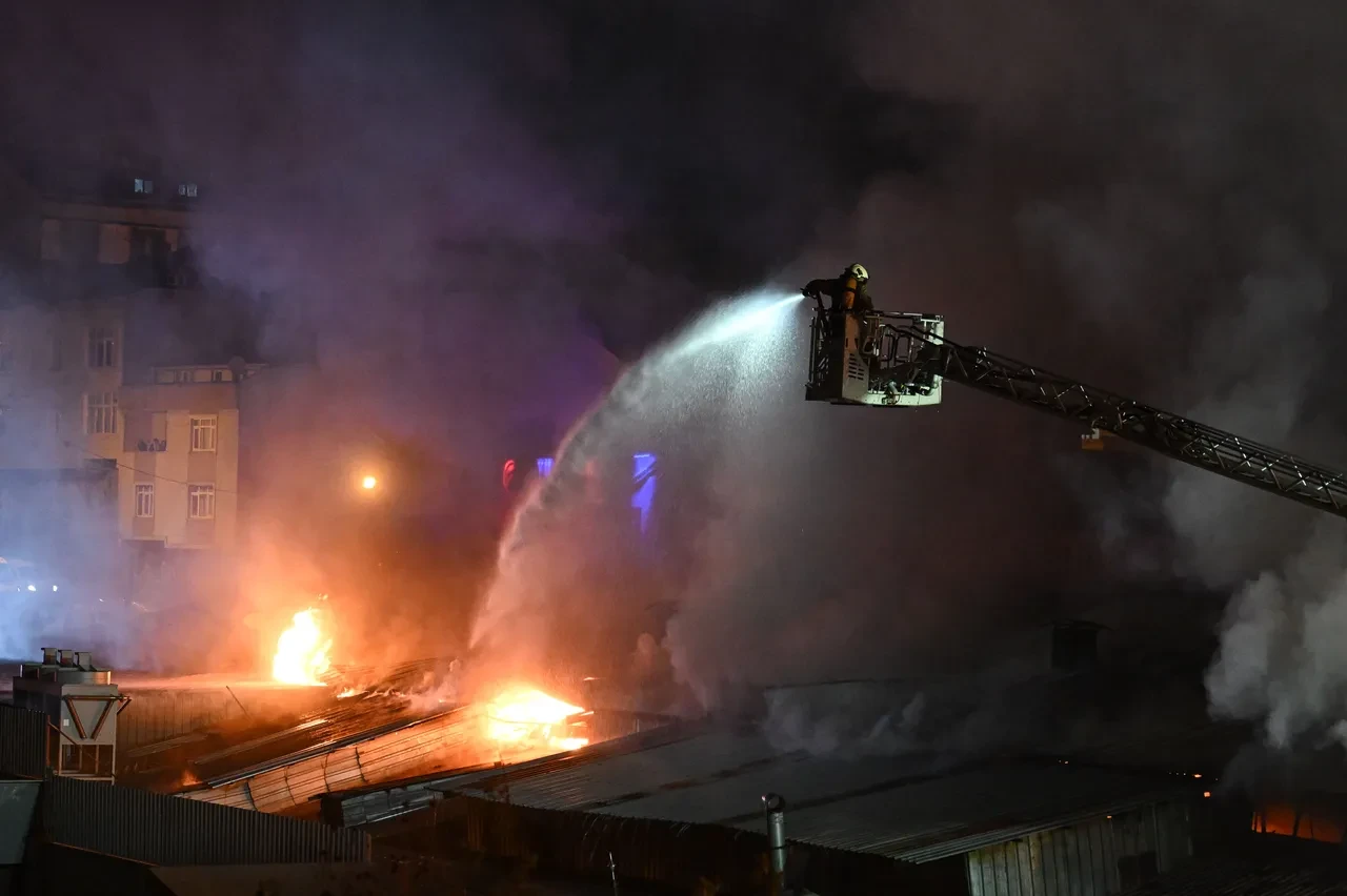 Arnavutköy'de fabrikada korkutan yangın!