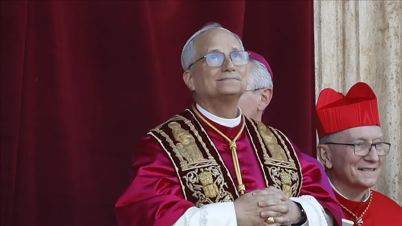 Banka görevlisi Papa’nın yüzüne telefon kapattı