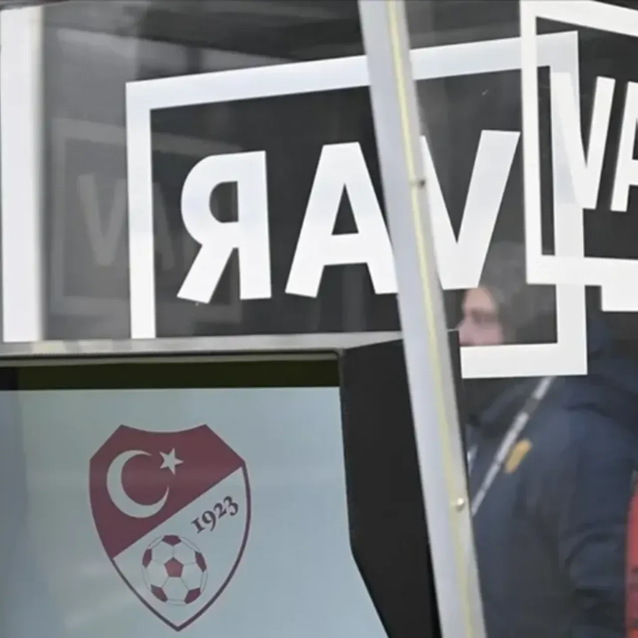 Beşiktaş-Trabzonspor derbisinin VAR hakemi açıklandı!