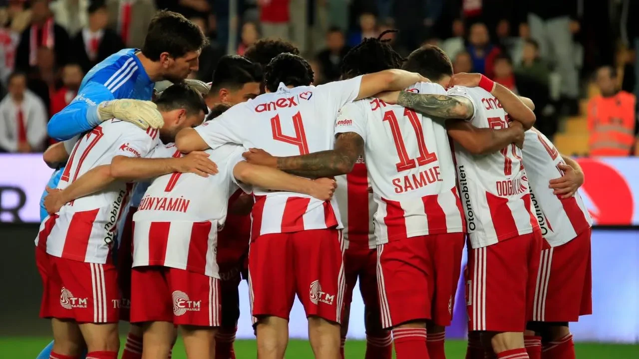 CANLI MAÇ ANLATIMI | Galatasaray şampiyonluk maçında Antalyaspor karşısında