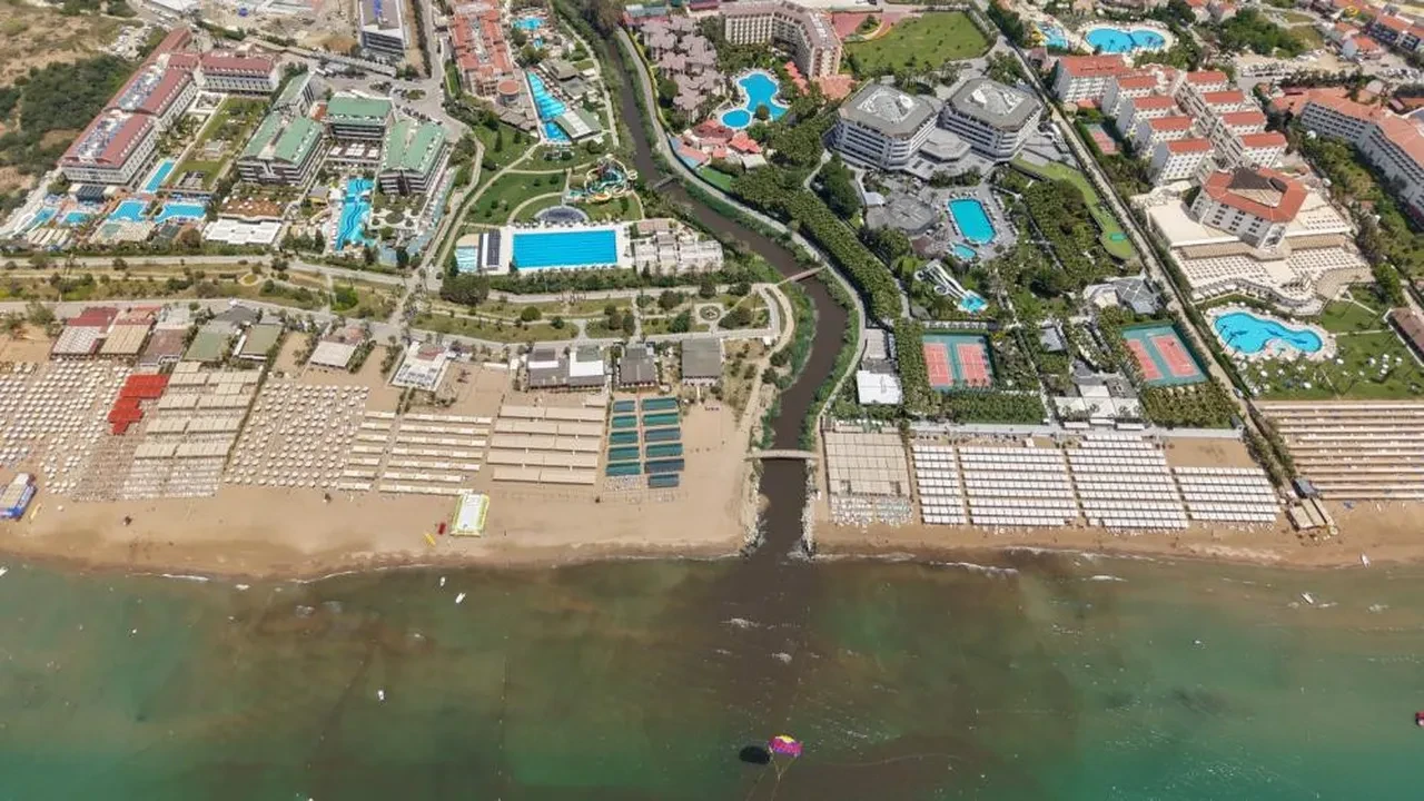 Dereden gelen sular denizi kahverengiye bürüdü, turistler sahili boşalttı