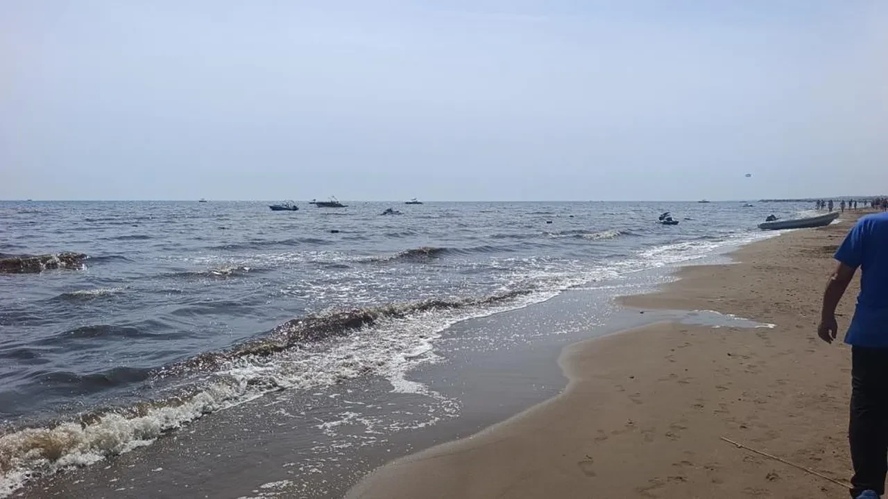 Dereden gelen sular denizi kahverengiye bürüdü, turistler sahili boşalttı