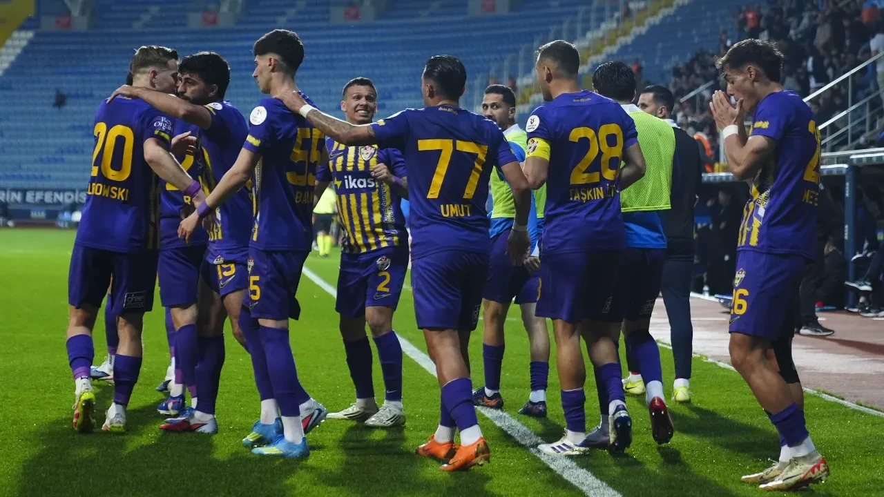 Eyüpspor 4-0 kazanarak lige tutundu! İstanbul ekibi, Çaykur Rizespor'u mağlup etti