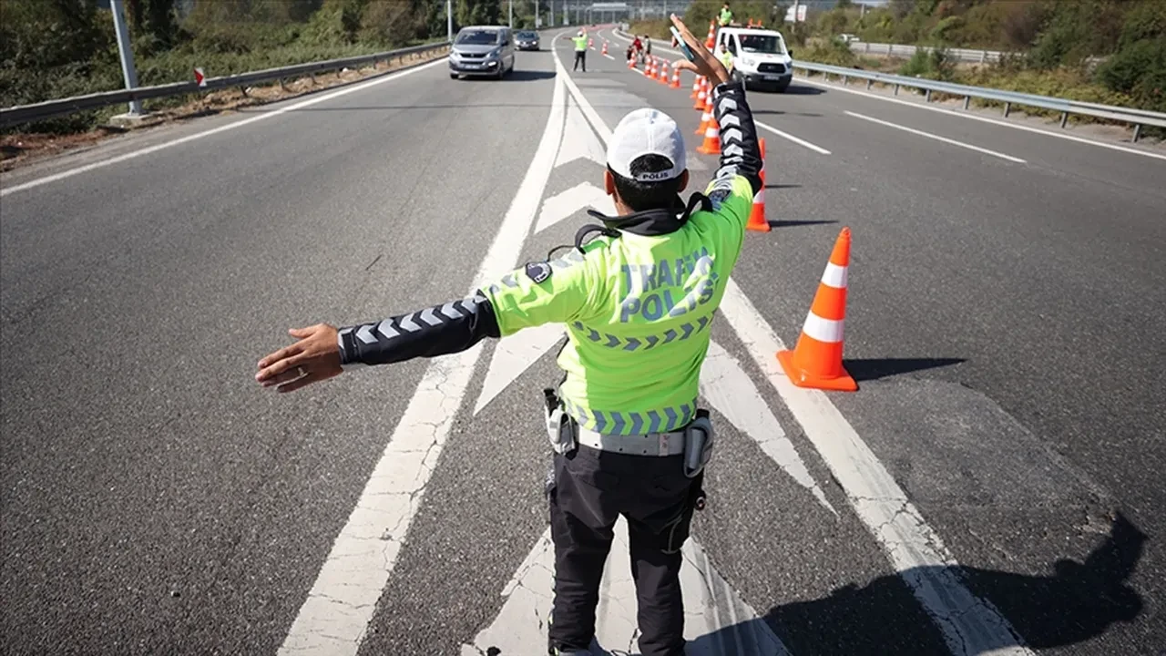 İstanbul'da 3 ilçede trafik alarmı: Cumartesi günü bu yollar kapalı
