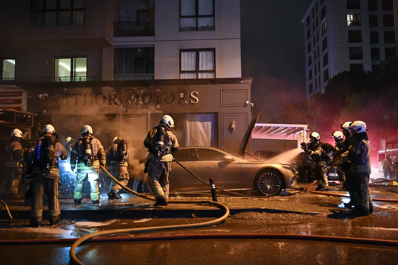 Kadıköy’de galeri yangını: 4 lüks araç saniyeler içinde küle döndü!