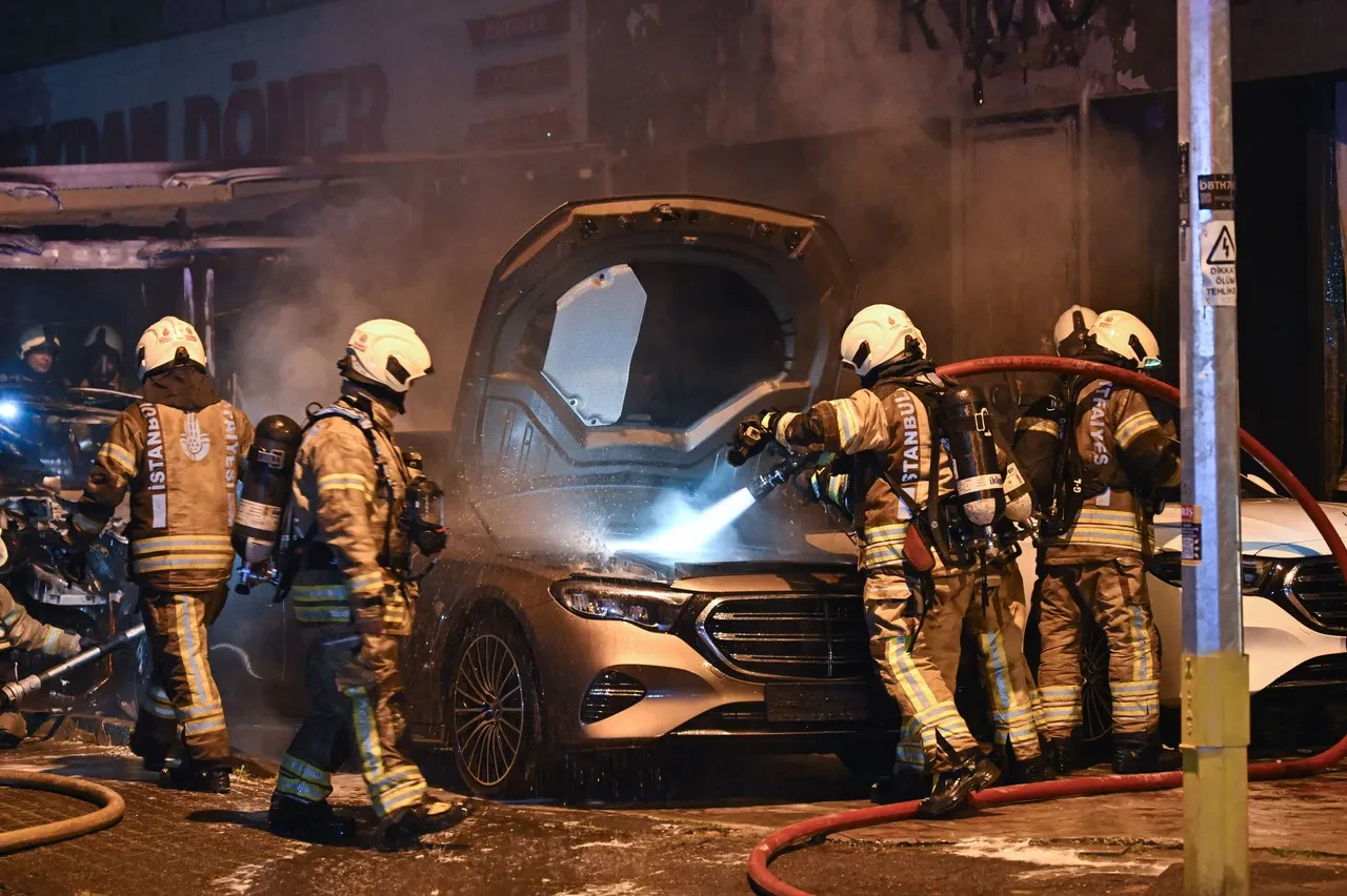Kadıköy’de galeri yangını: 4 lüks araç saniyeler içinde küle döndü!