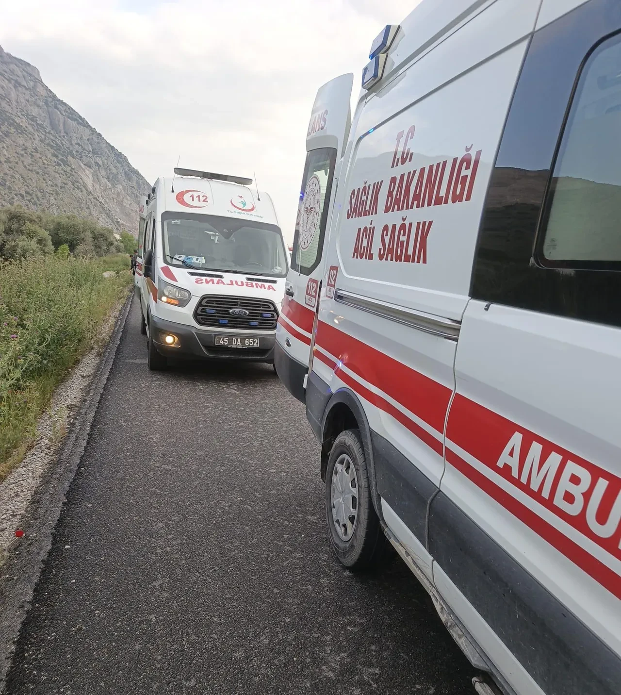 Manisa'da işçileri taşıyan minibüs tarlaya uçtu! Çok sayıda yaralı var 