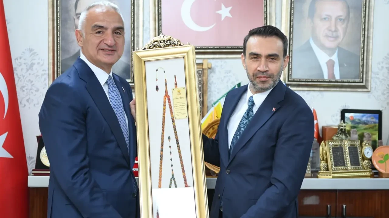 Mersin turizmde cazibe merkezine dönüşüyor! Bakan Ersoy rakamları paylaştı: 37 tesisten 587 tesise, 5 bin yataktan 40 bine