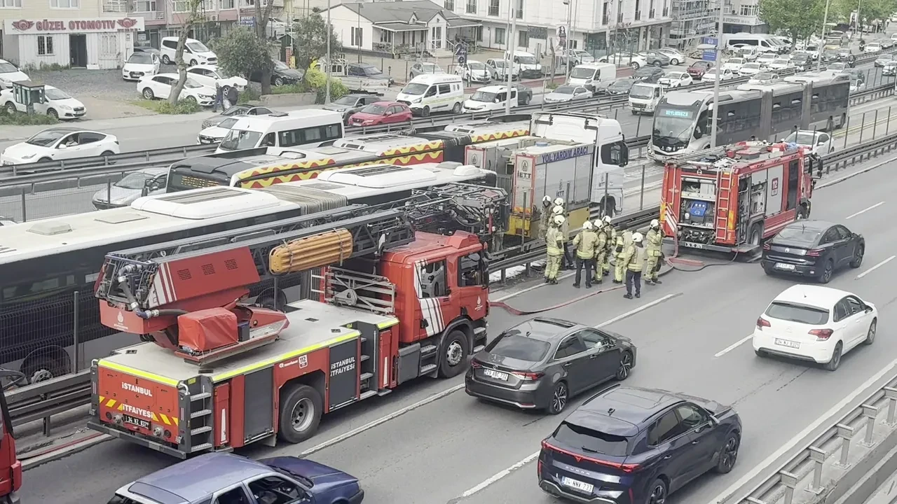 Metrobüste yangın paniği! Dumanlar yükseldi, yolcular tahliye edildi