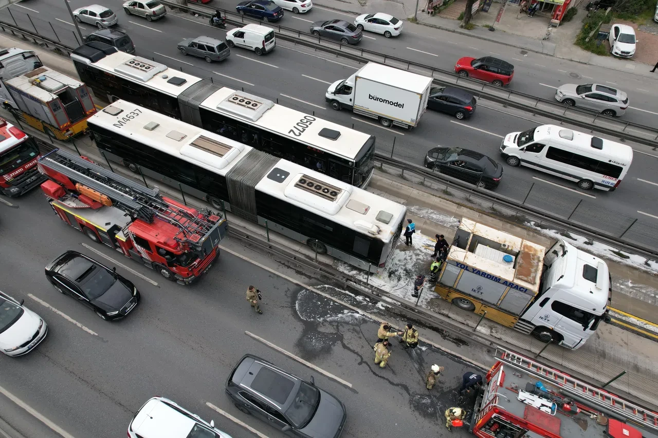 Metrobüste yangın paniği! Dumanlar yükseldi, yolcular tahliye edildi