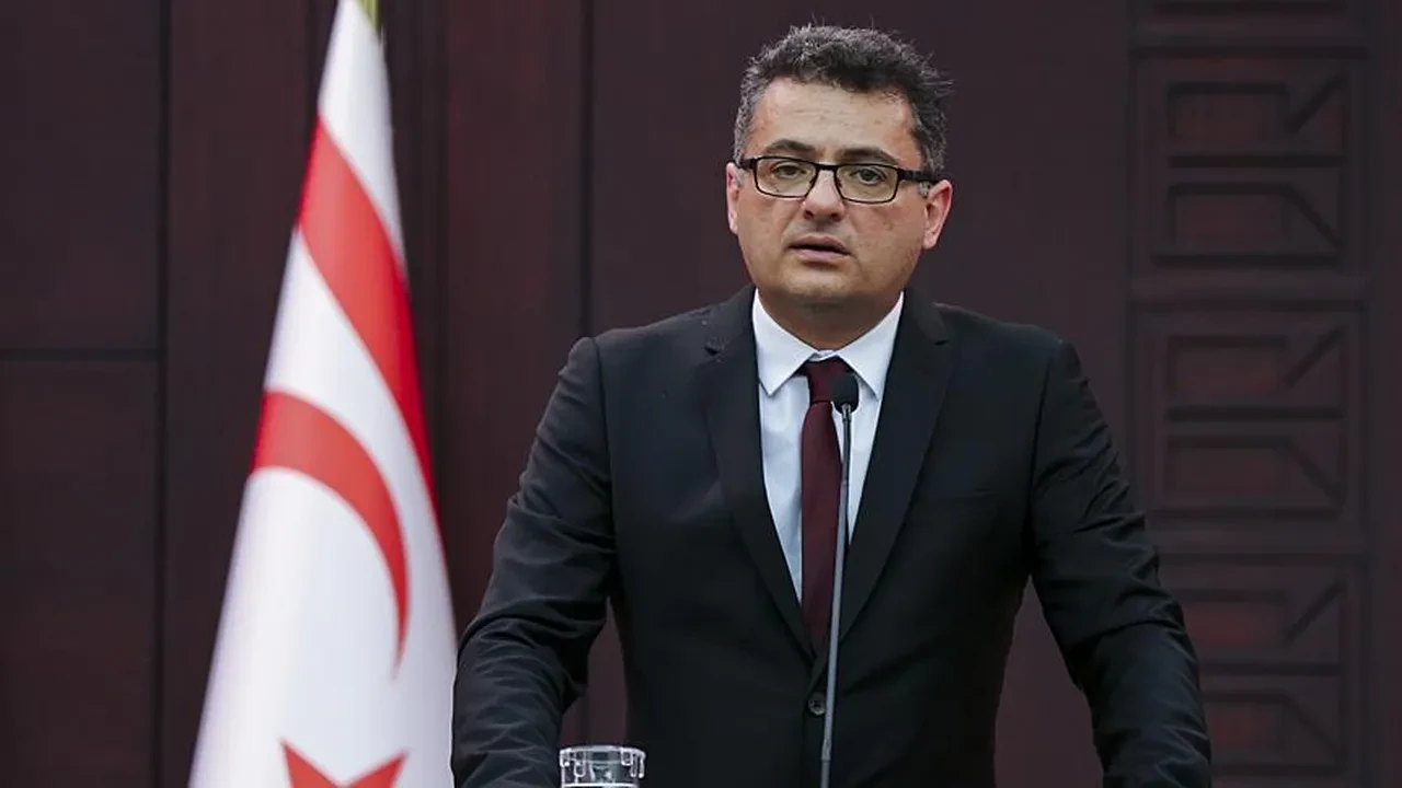 Rum basınından skandal çağrı: 'Türk bayrağını silin!'