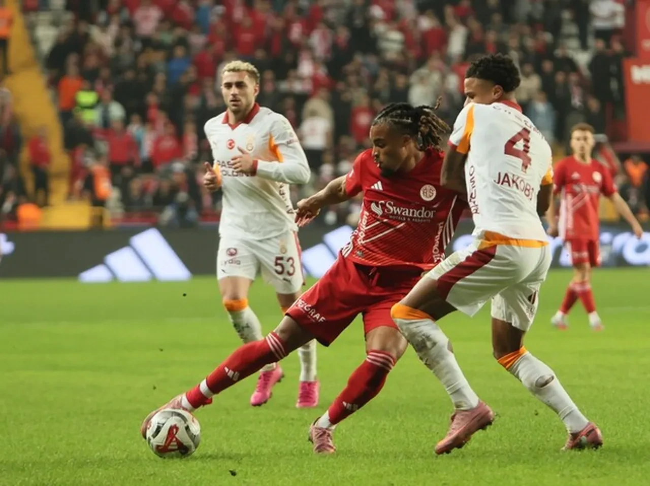 Süper Lig'de şampiyonluk düğümü çözülüyor! Galatasaray, Antalyaspor karşısına çıkıyor: İşte muhtemel 11'ler...