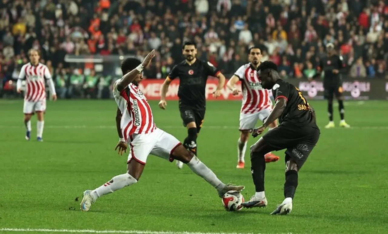 Süper Lig'de şampiyonluk düğümü çözülüyor! Galatasaray, Antalyaspor karşısına çıkıyor: İşte muhtemel 11'ler...
