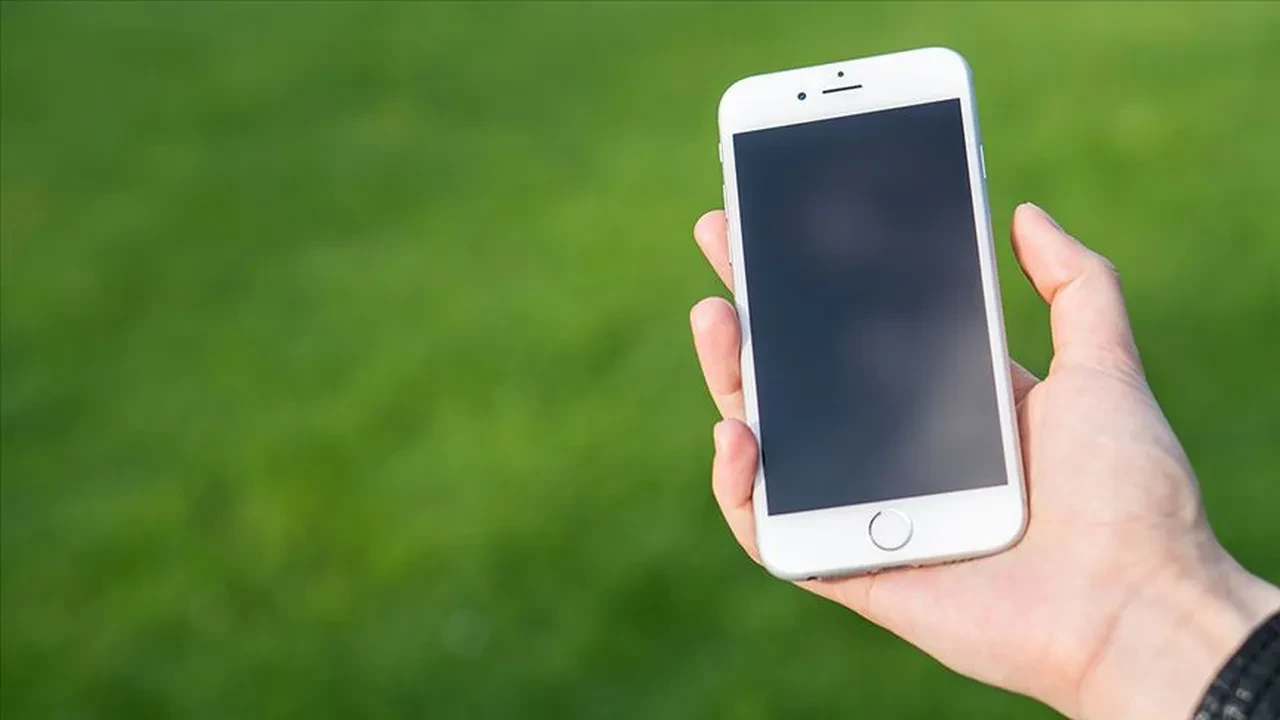 Telefonu gece şarja takıp uyuyanlar yandı! Bataryadan önce meğer o parça iflas ediyormuş...