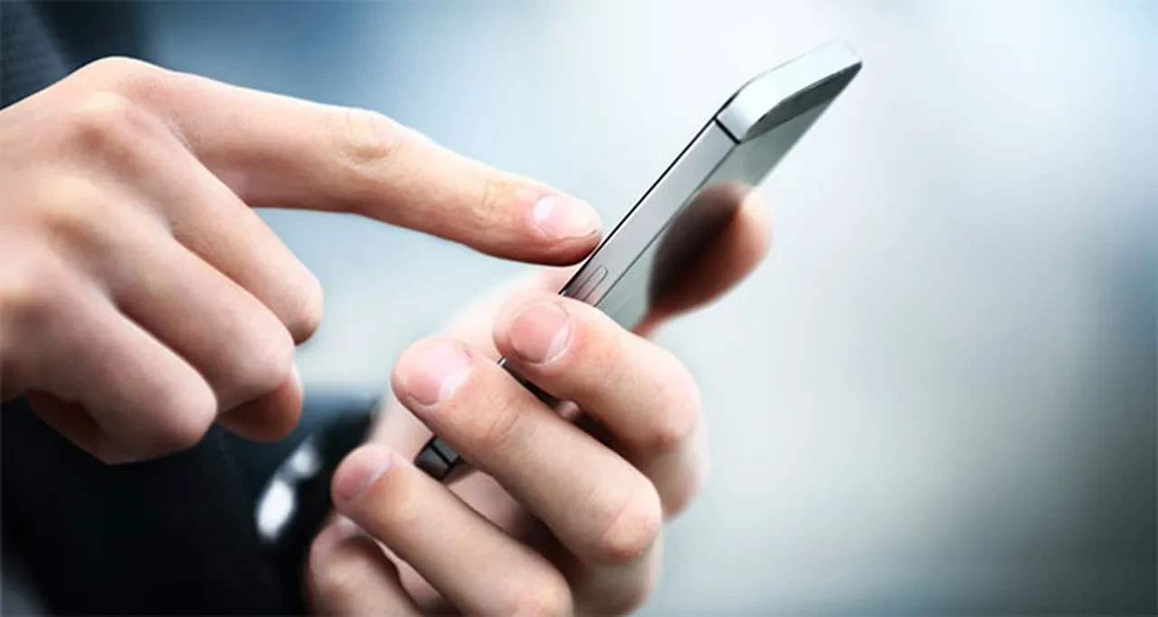 Telefonu gece şarja takıp uyuyanlar yandı! Bataryadan önce meğer o parça iflas ediyormuş...